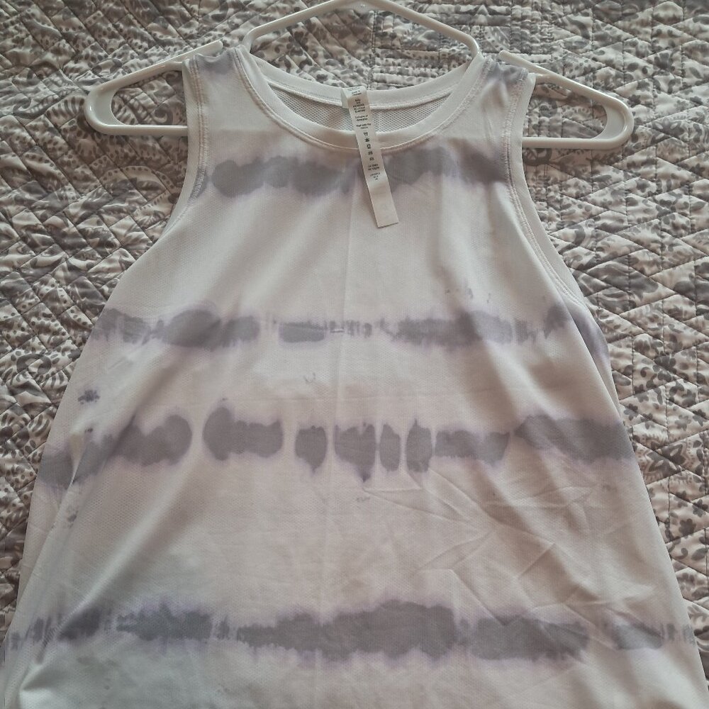 NWT Lululemon high neck run and train tank Size: 6